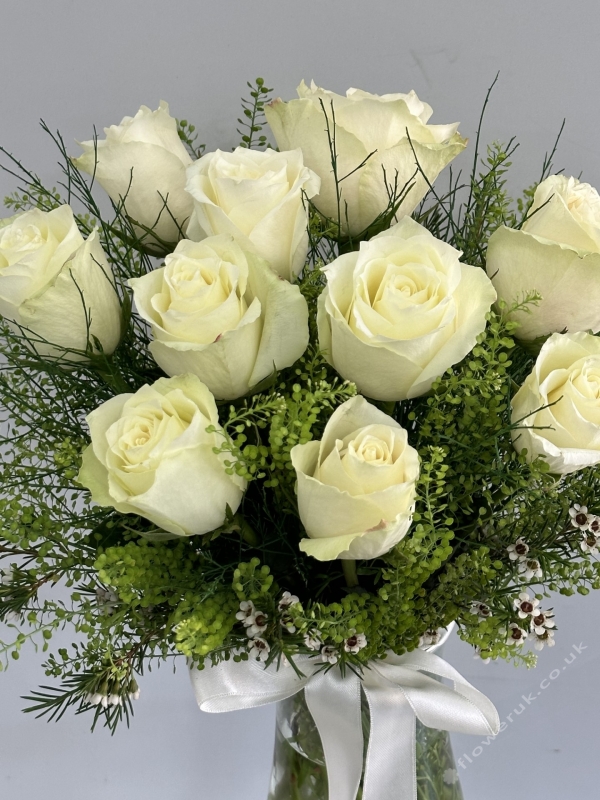 10 White Rose In Vase