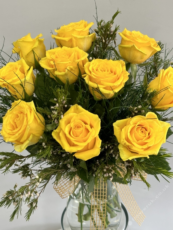 10 Yellow Rose In Vase
