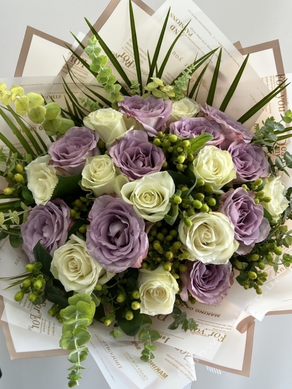 Deluxe 20 Lilac & White Rose
